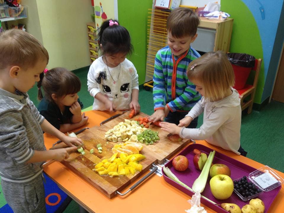 Przedszkole językowe a przedszkole dwujęzyczne lub  trójjęzyczne – na czym polega. Czy warto wybierać naukę wielojęzyczną?